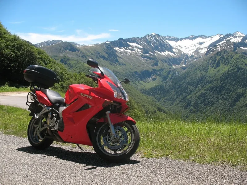 山をツーリング途中の赤いオートバイ