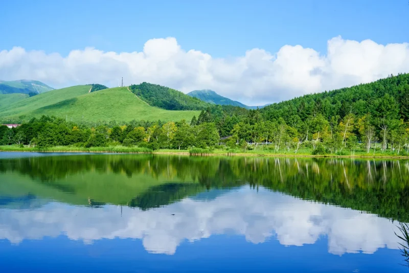 信州白樺湖の湖面の映る空と山